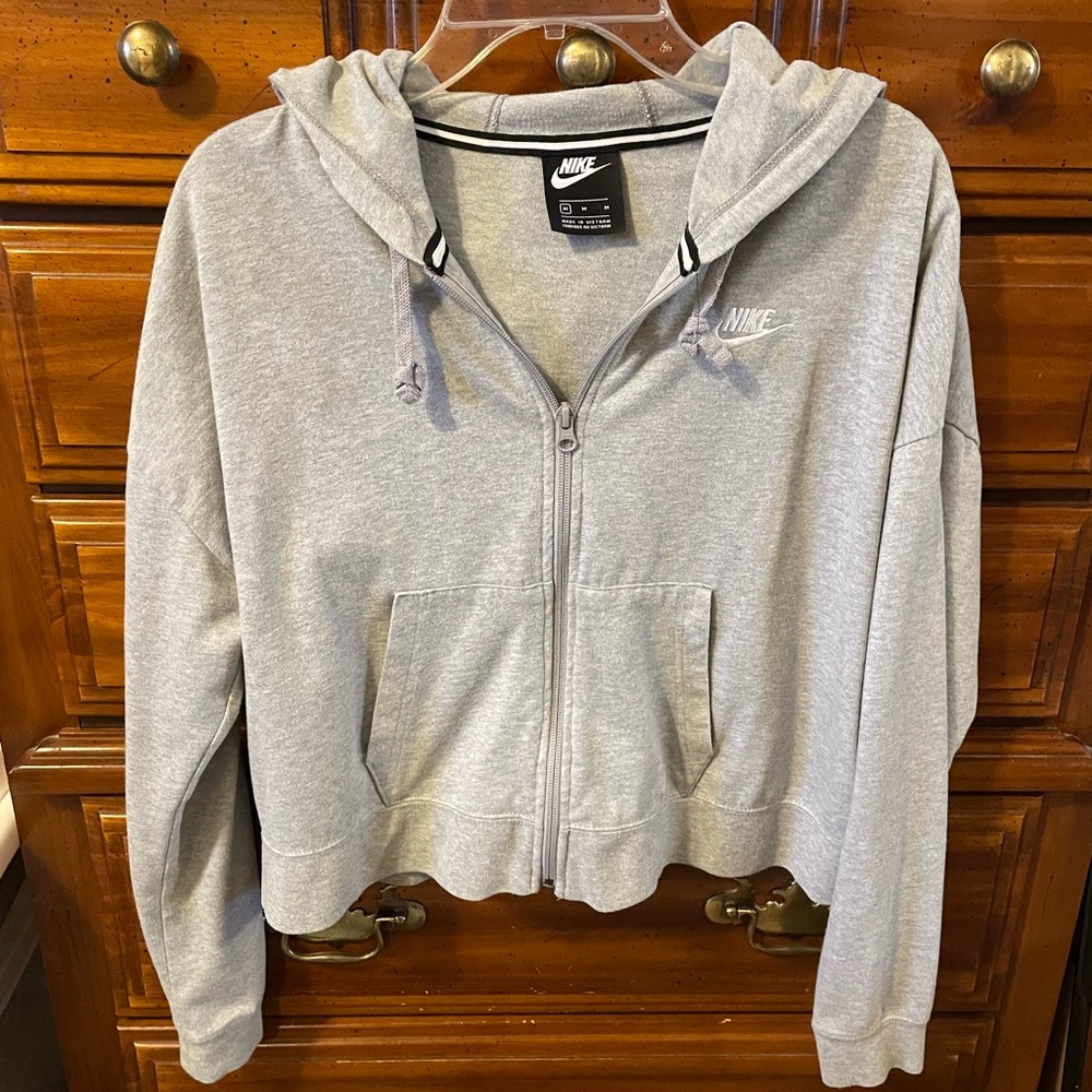 EUC Nike zip jacket w/pockets and hood.